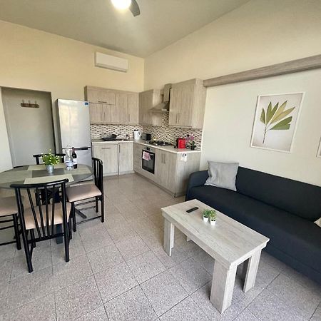 Seafront Apartment With Balcony Overlooking Marina Ghajnsielem Exterior photo